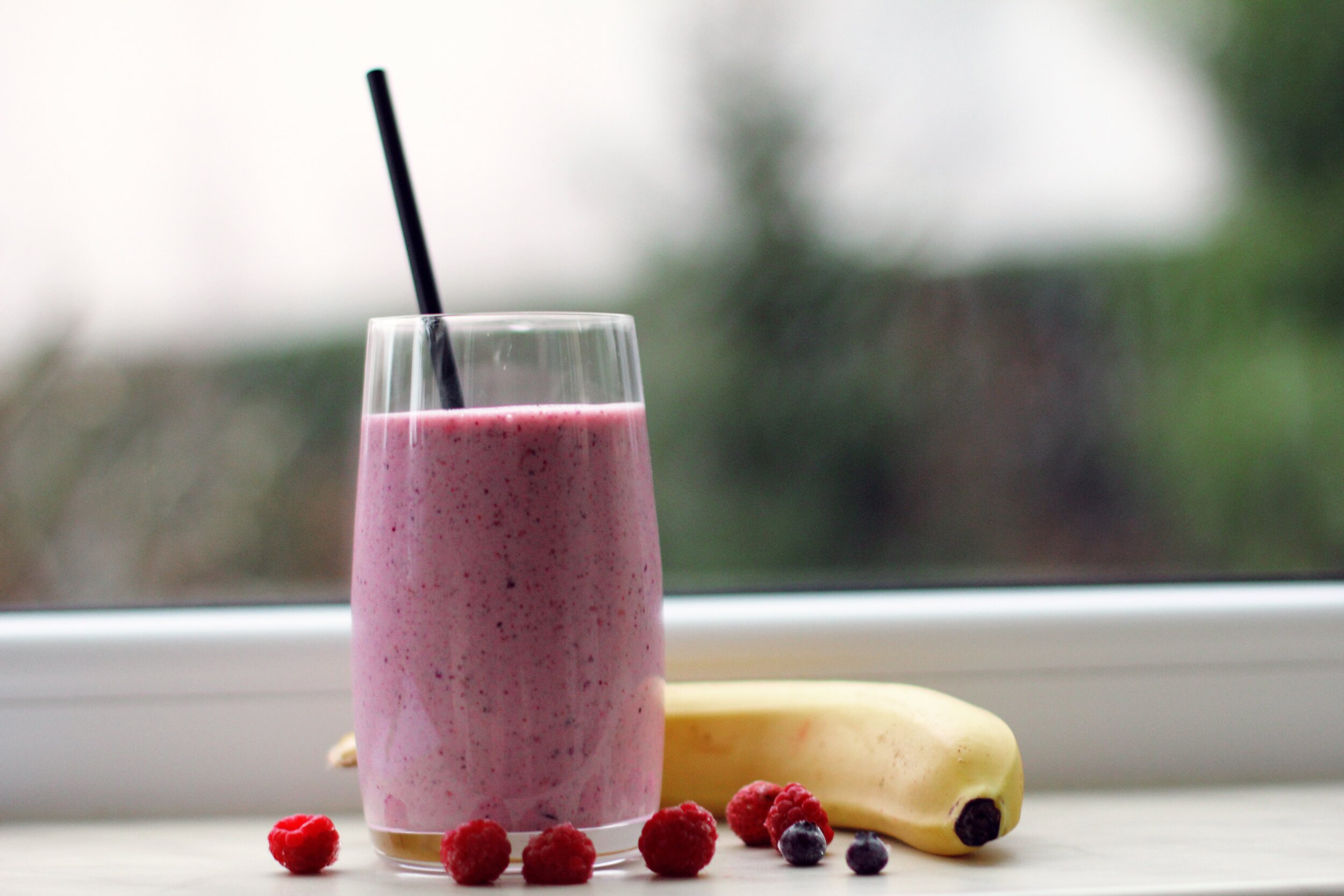 smoothie with straw